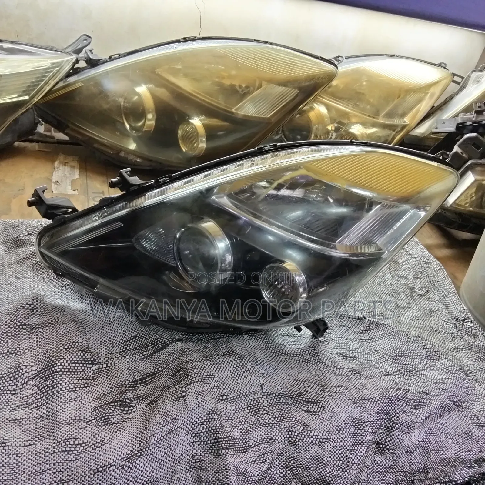 Toyota Isis 2012 Ex Japan Zenon Headlight