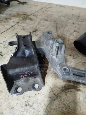 Nissan Latio N17 Engine Mounting