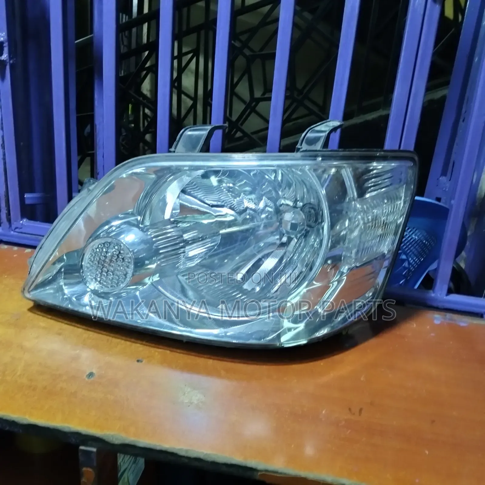 Toyota Noah 2002/2003 Non Zenon Shiny Headlight, Ex Japan