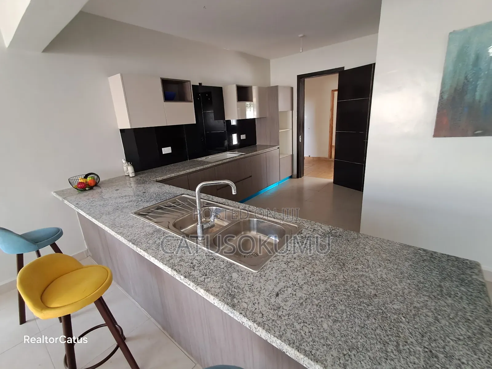 5bdrm Maisonette in Gateway Mall Area for rent