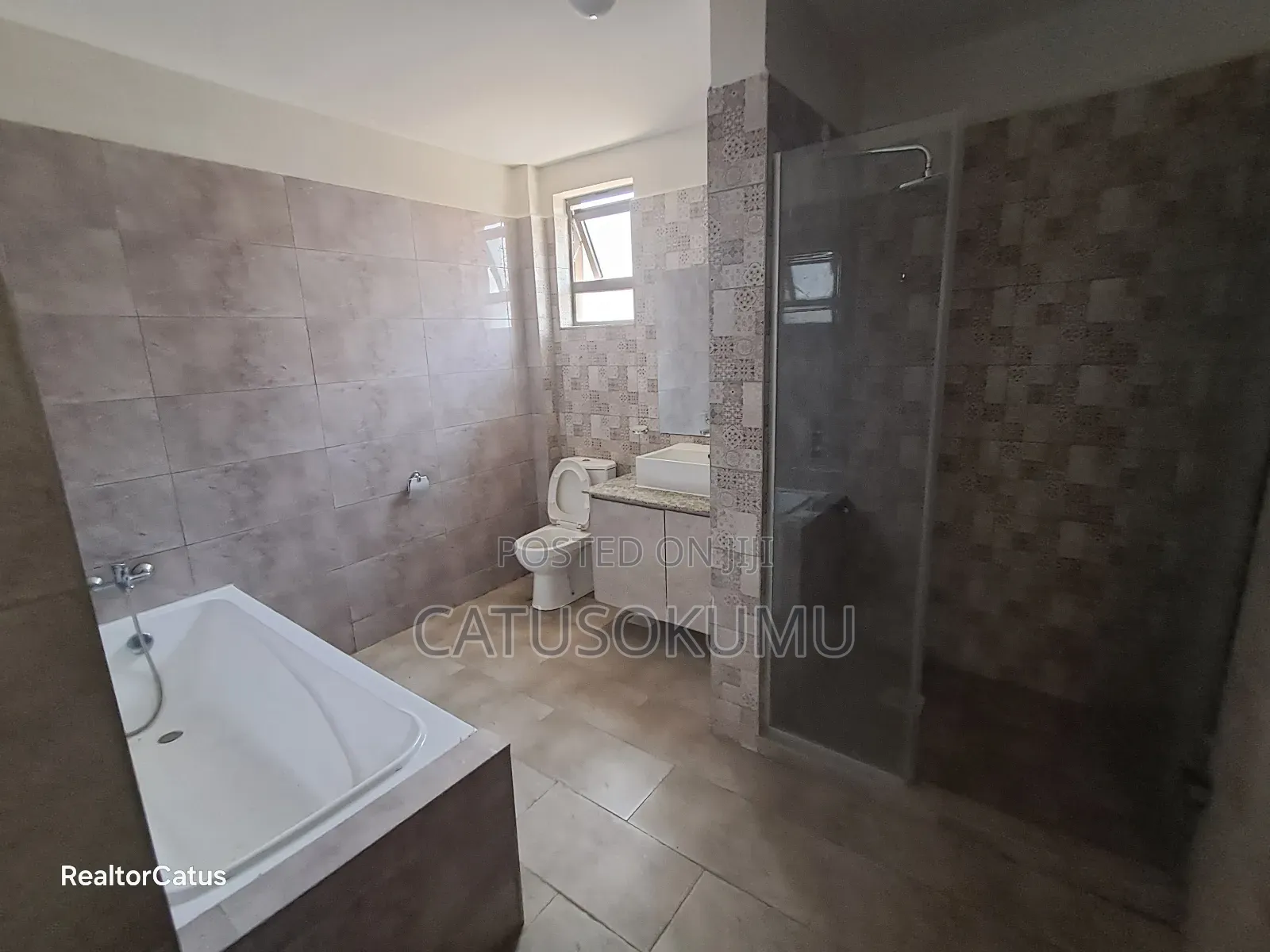 5bdrm Maisonette in Gateway Mall Area for rent
