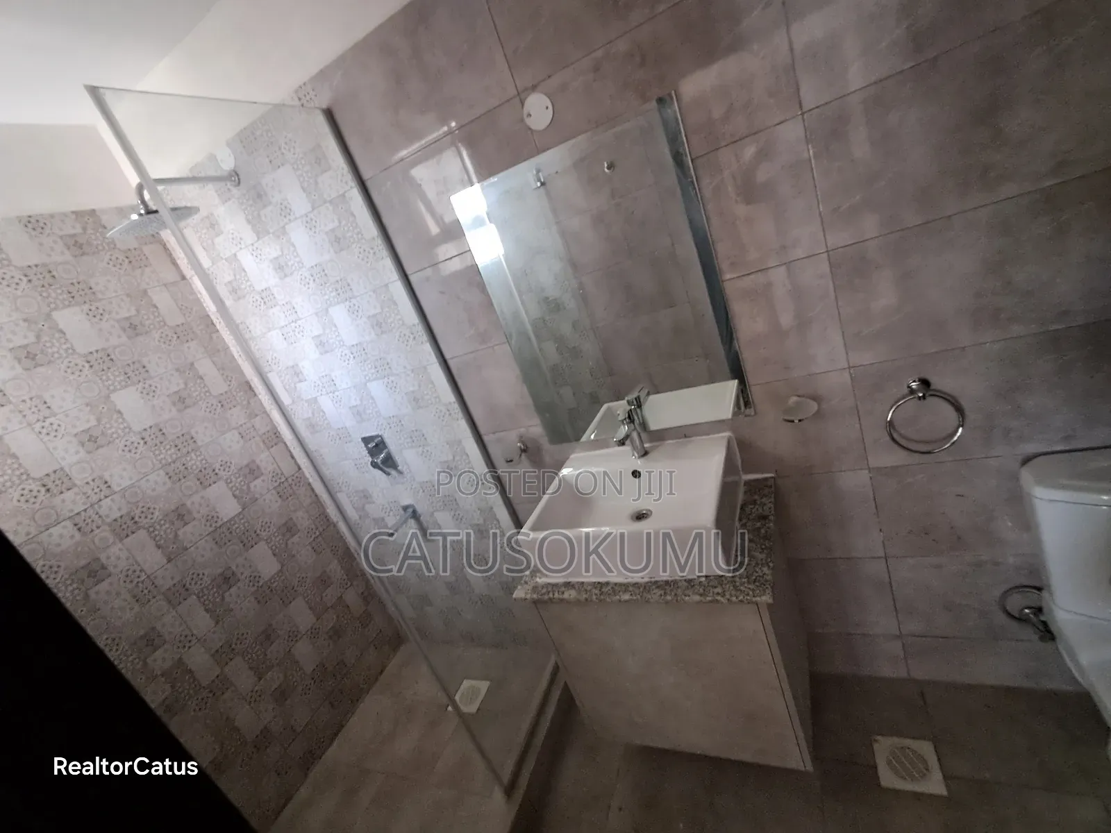 5bdrm Maisonette in Gateway Mall Area for rent