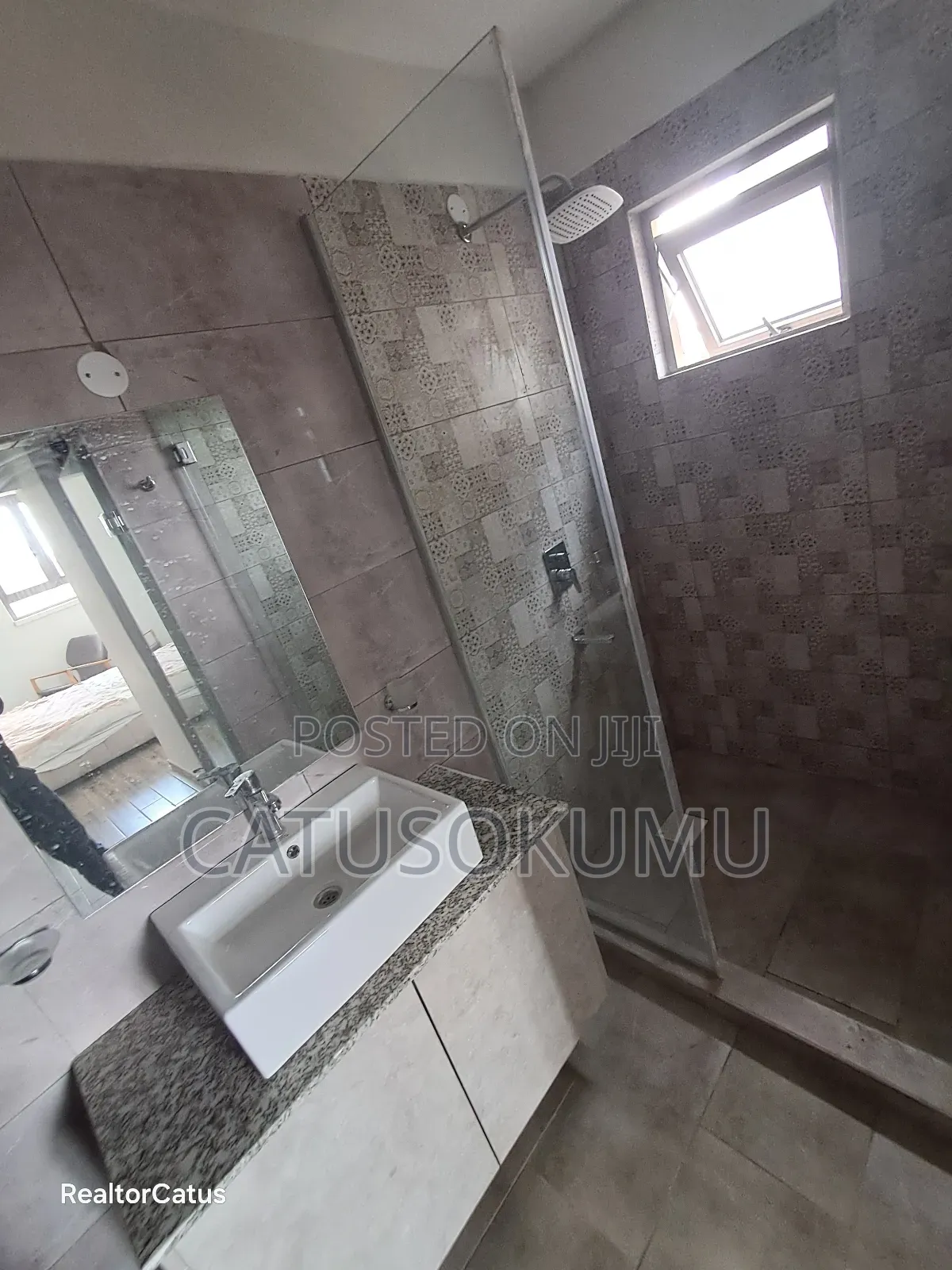 5bdrm Maisonette in Gateway Mall Area for rent
