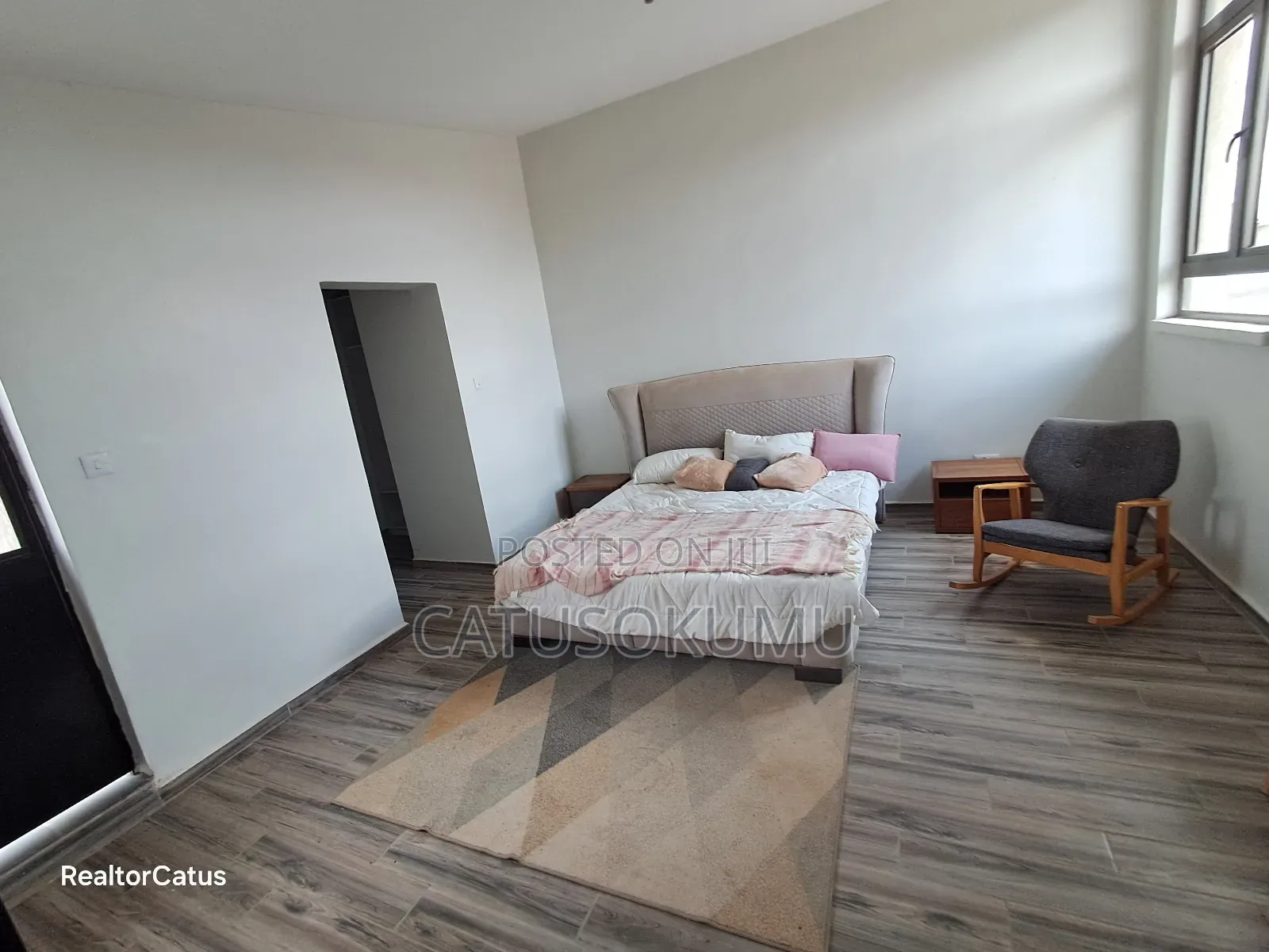 5bdrm Maisonette in Gateway Mall Area for rent