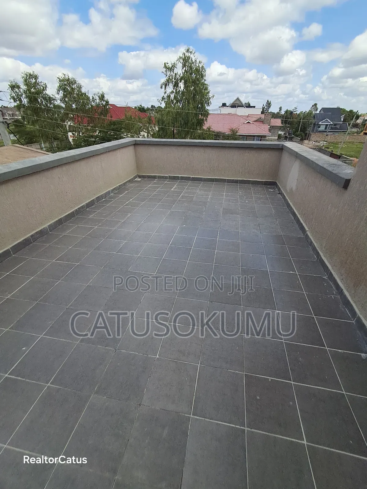 5bdrm Maisonette in Gateway Mall Area for rent