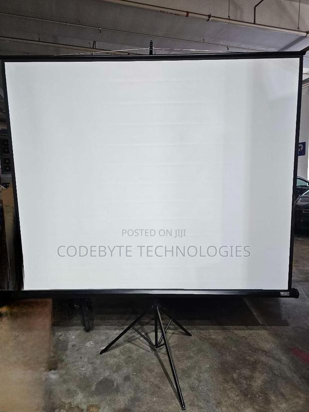 LIGHTWAVE TRIPOD SCREEN \\ (70"By70") LIGHTWAVE 180 X 180 - main view