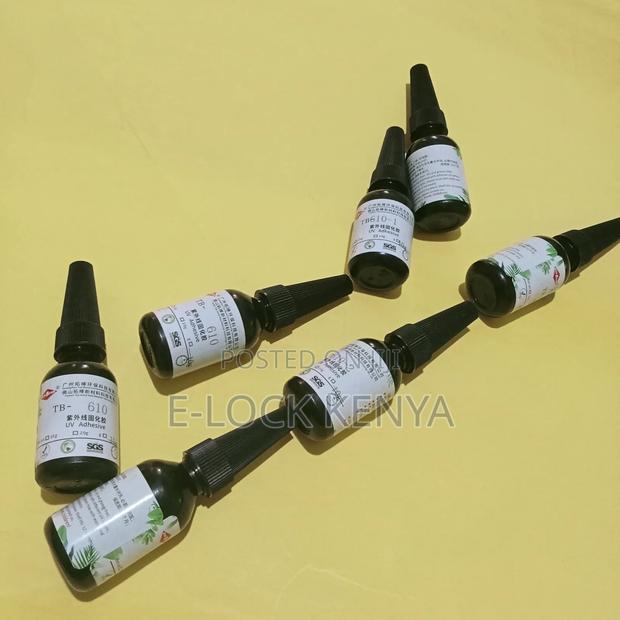 Tough Bonding Glue for Windscreen Cracks