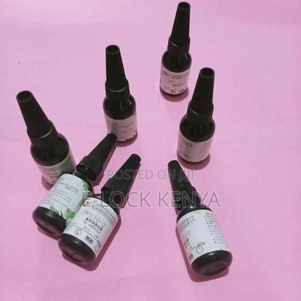Strong Bond Adhesive for Windshield Crack