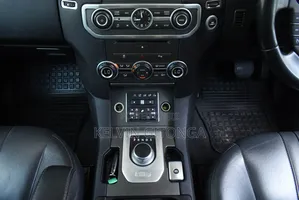 Land Rover Discovery 2015 White