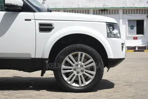 Land Rover Discovery 2015 White