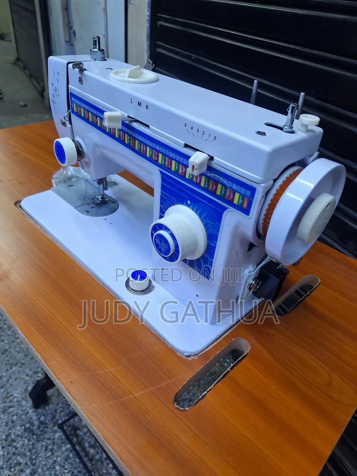 Zigzag Sewing Machine With Table