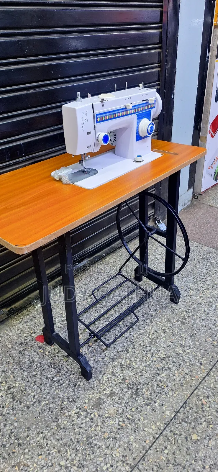 Zigzag Sewing Machine With Table