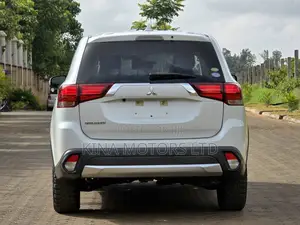 Mitsubishi Outlander 2017 White