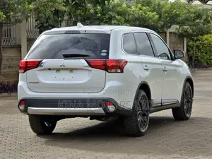 Mitsubishi Outlander 2017 White