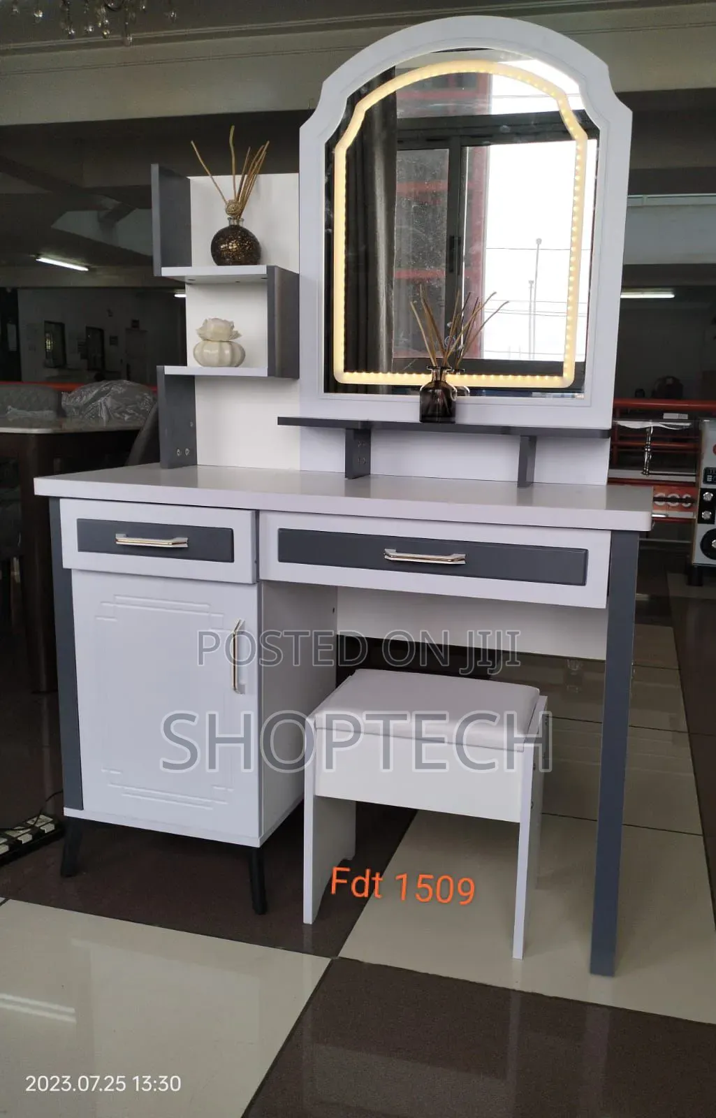 Executive Big Dressing Table With Sliding Mirror