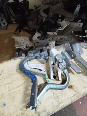Vitz NHP130 Bonnet Hinges
