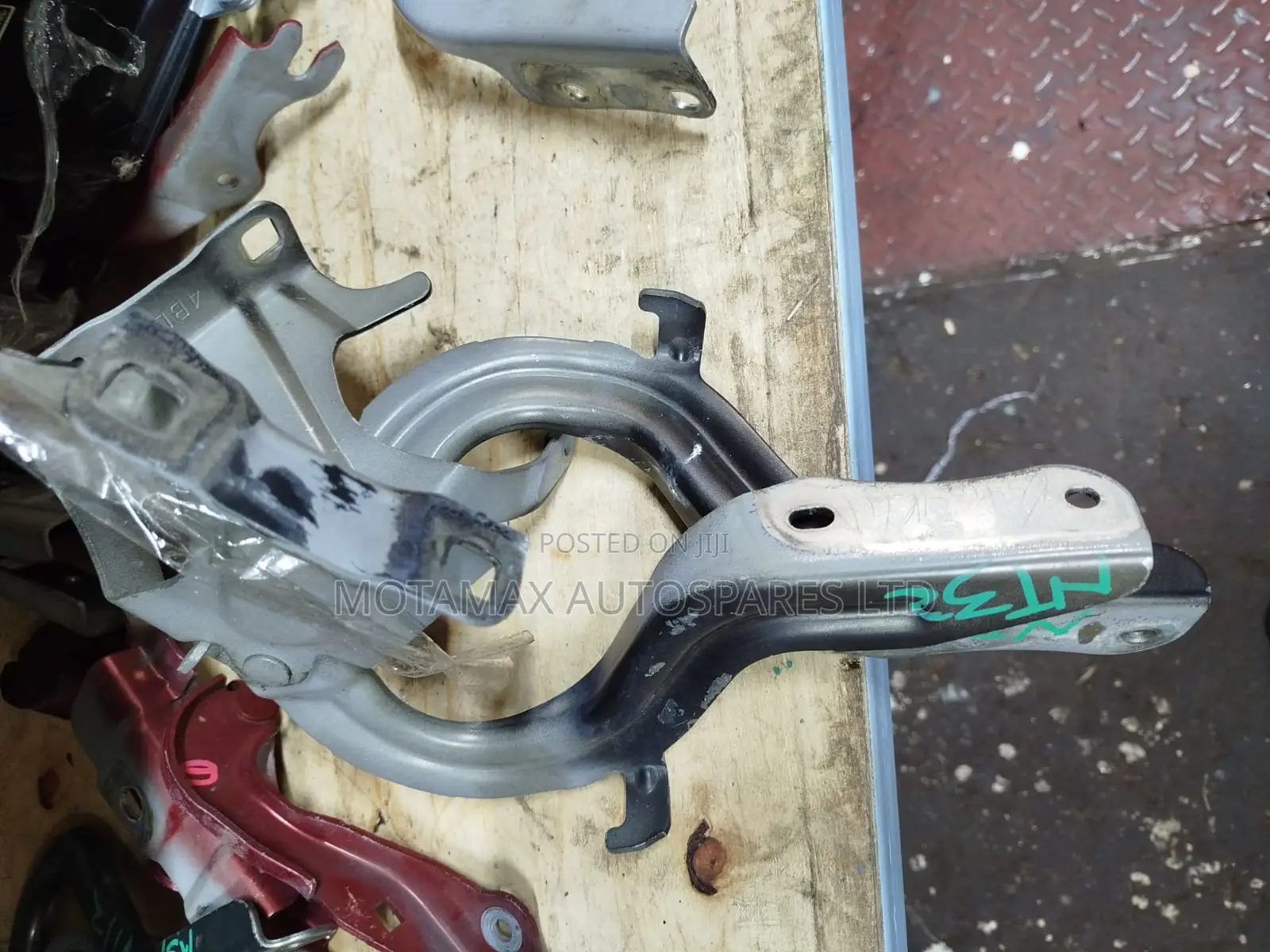 X-Trail NT32 Bonnet Hinges