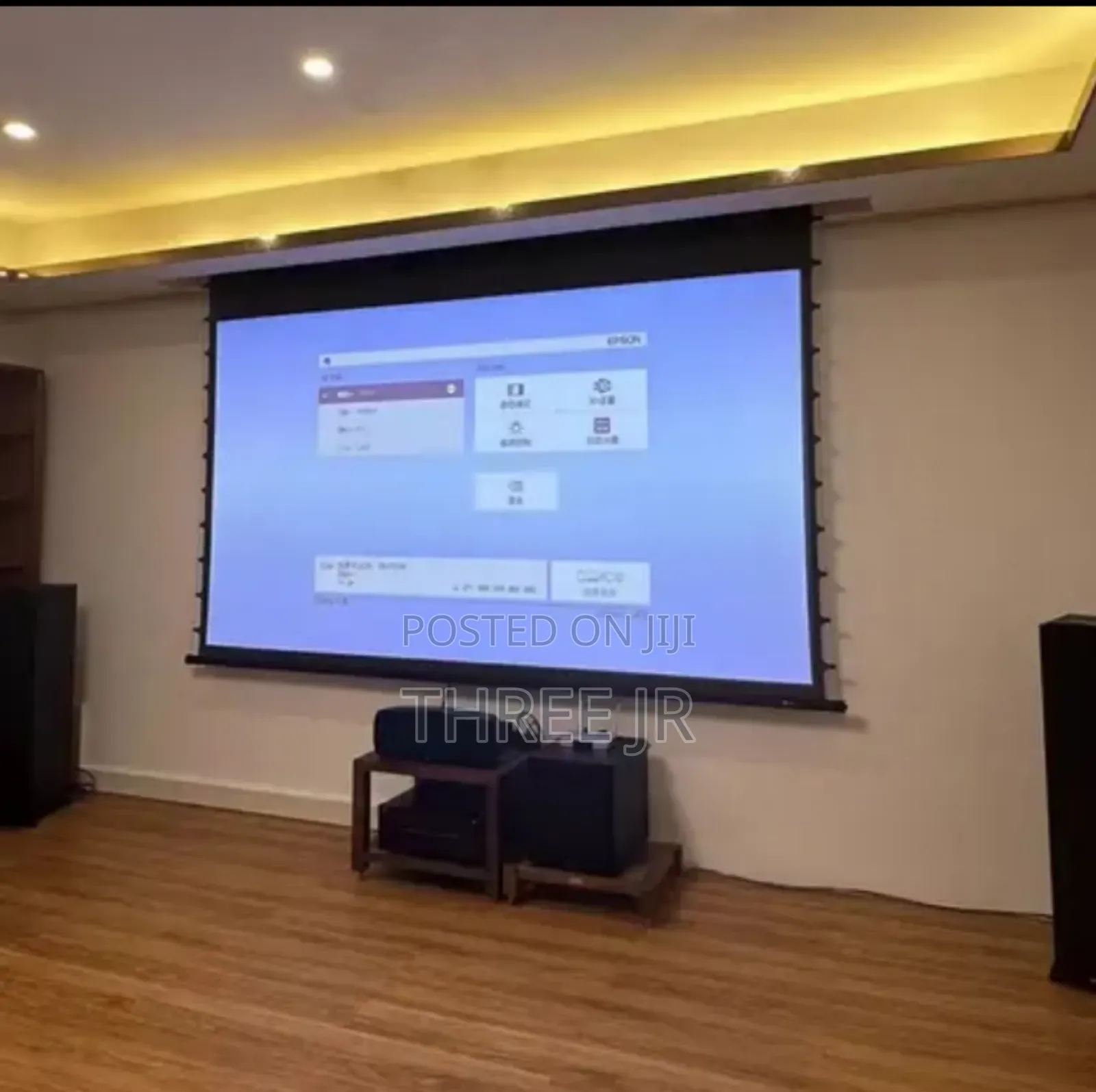 Easily Adjustable Electric Projection Screen