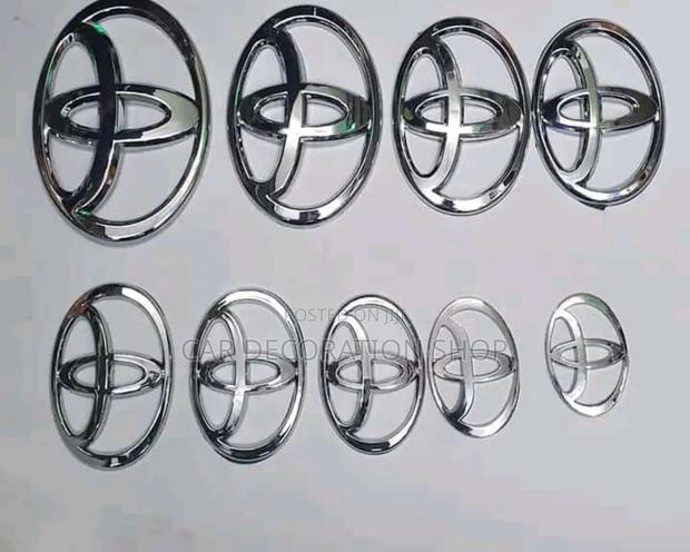 Toyota Front Grill Silver Logos