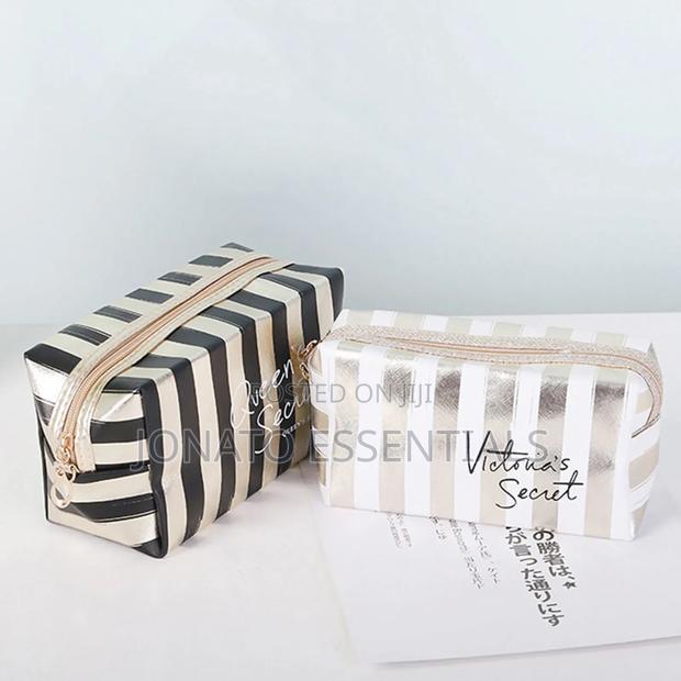 Travel Makeup Storage Bag and Organizer - thumbnail 3