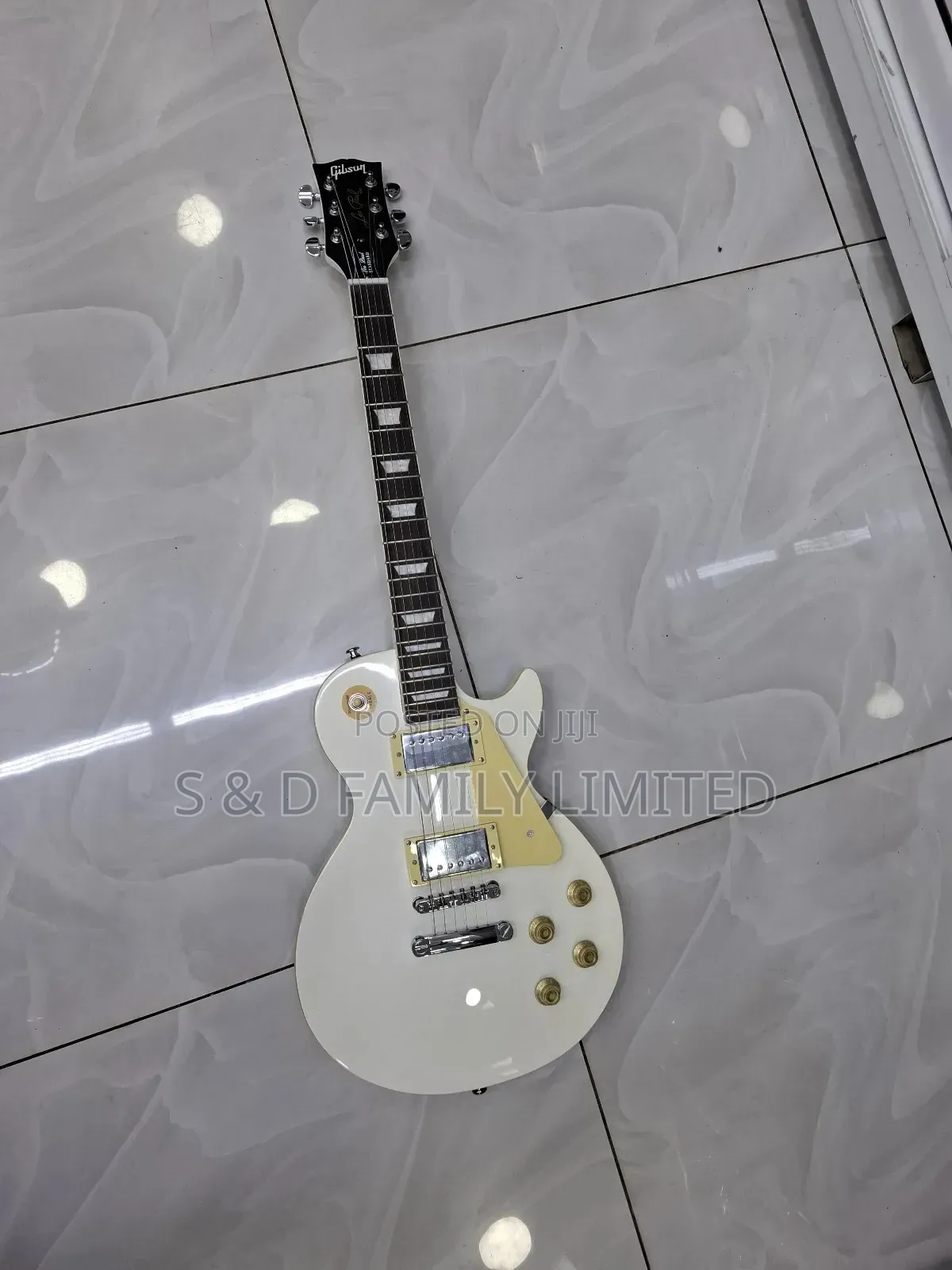White Gibson Lespaul Solo Guitar