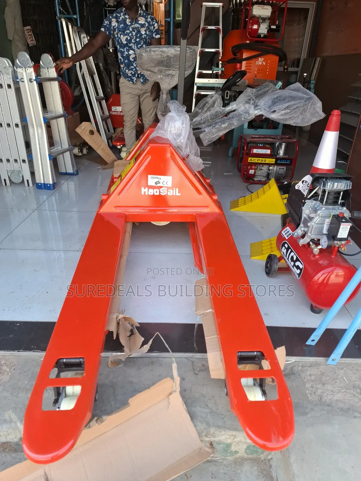 Wide Base Hydraulic Pallet Truck/Trolley.