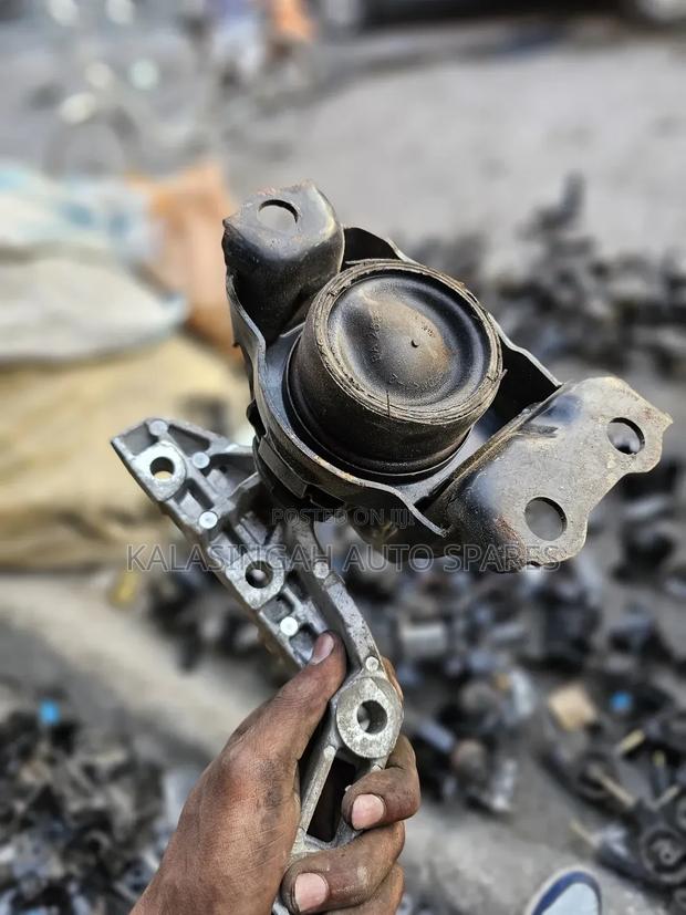 Nissan Note  2014 Engine  Mounting - main view