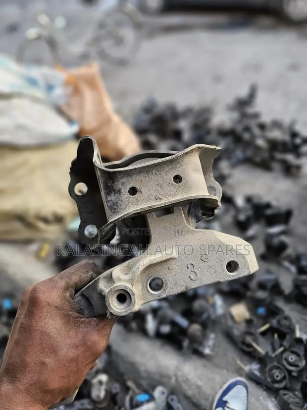 Nissan Note  2014 Engine  Mounting - thumbnail 3