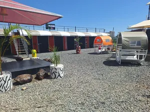 40ft Containers 4 Units Into A Container Shopping Centre.