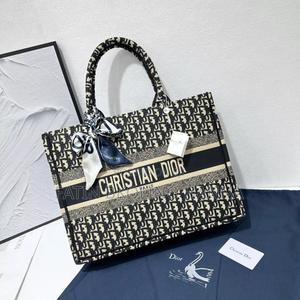 Classy Spacious Christian Dior Handbag - thumbnail 2