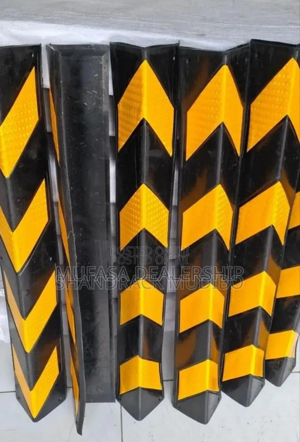 Yellow+Black Pillar Corner Guard - thumbnail 2