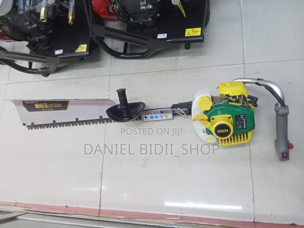 Dera 4 Stroke Hedge Trimmer