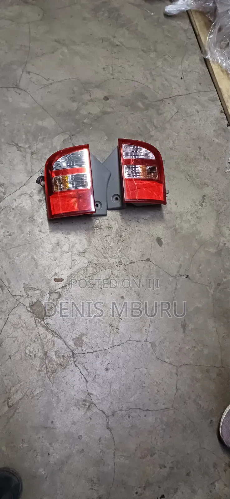 Toyota Isis Bumper Reflector Lights
