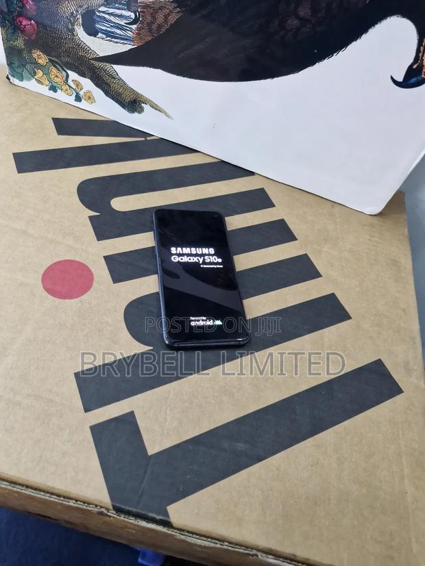 Samsung Galaxy S10e 128 GB Blue - thumbnail 4