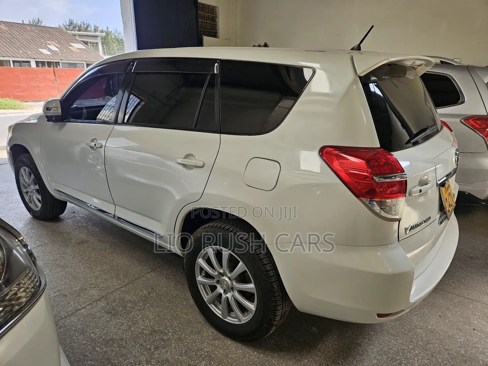 Toyota Vanguard 2014 White