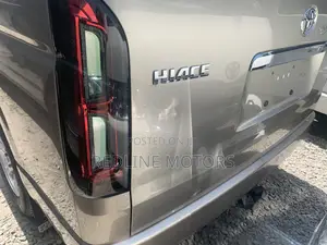 Toyota HiAce 2017 Gold