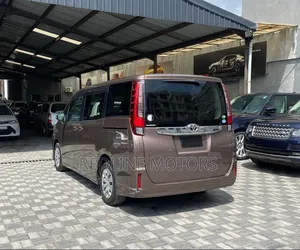 Toyota Noah 2.0 AWD (8 Seater) 2017 Brown