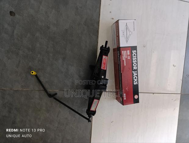 Heavy-Duty Scissor Jack – 2 Ton Capacity for All Vehicles