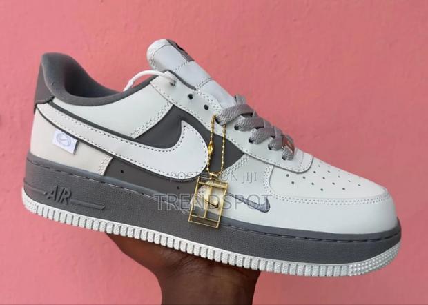 Af1 Custom
Size 40- 45.
Price *Ksh3300*