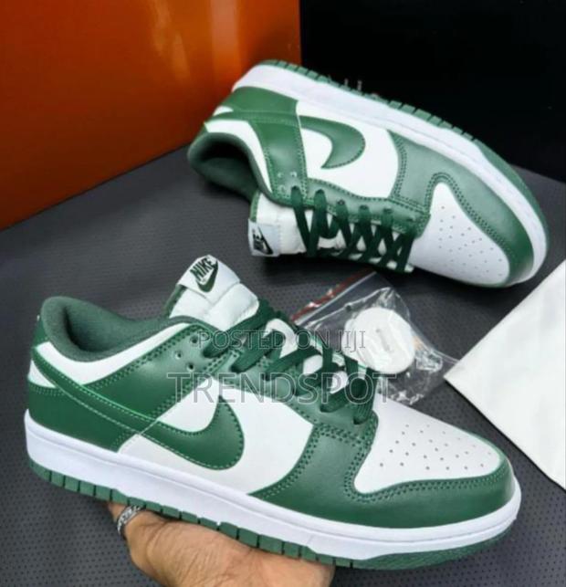 SB Dunk Green Size 44 at 3100 - main view