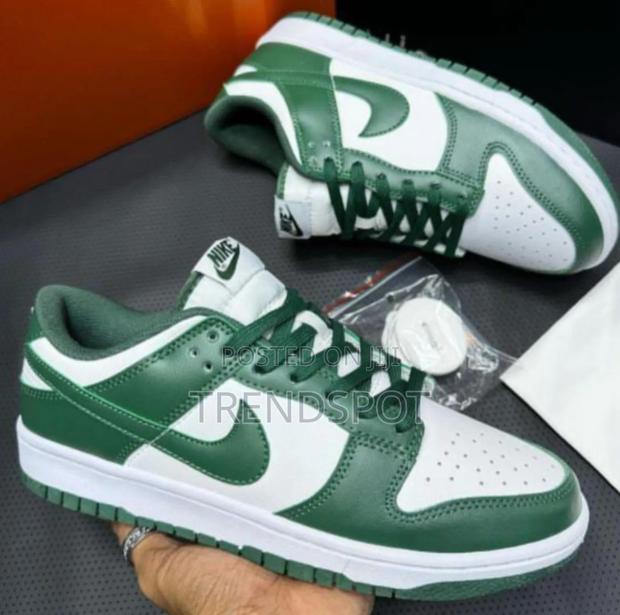 SB Dunk Green Size 44 at 3100 - thumbnail 3