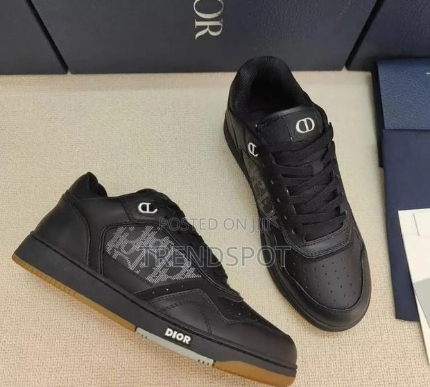 *Dior B27*Size 40________44.Price *Ksh3500*