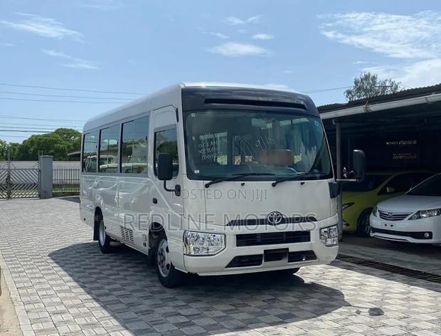 Toyota Coaster 2017 Beige - thumbnail 2