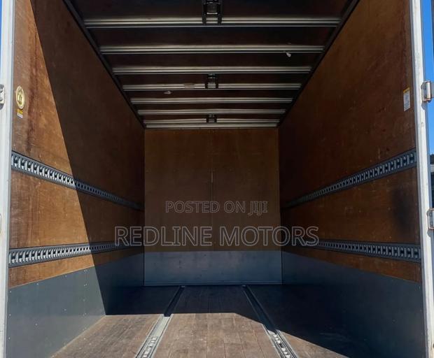 Mitsubishi Fuso Truck Beige - thumbnail 2