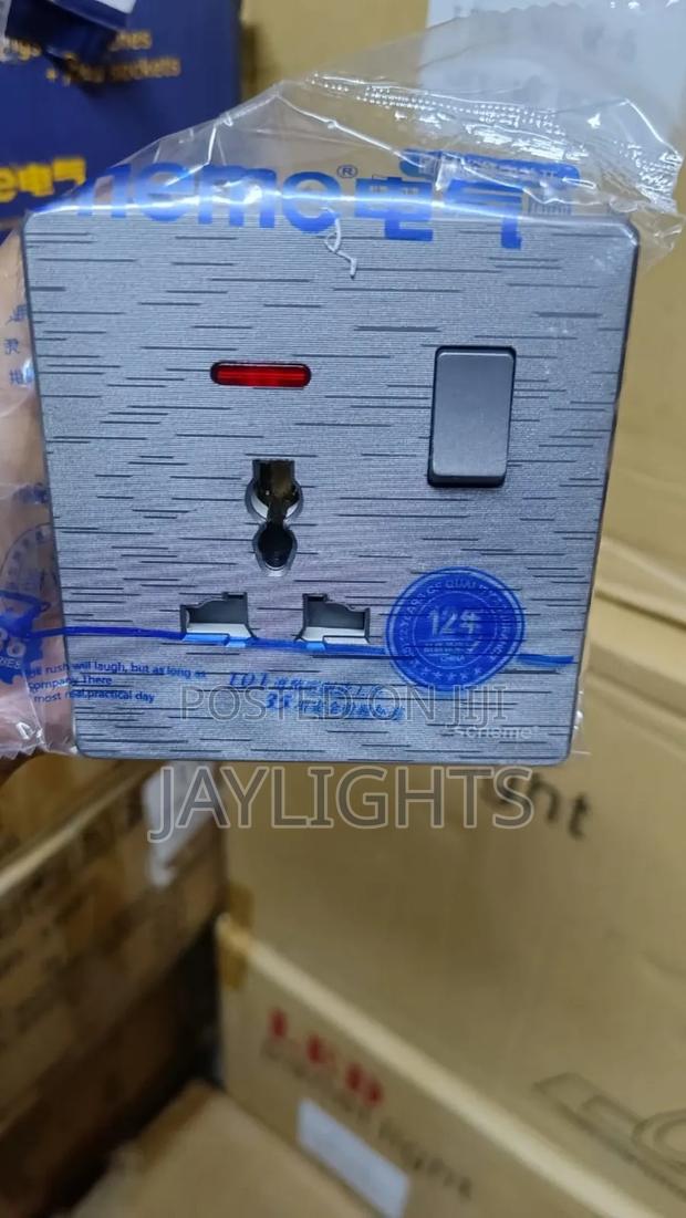 UK 13A Electrical Power Outlet Universal Single Socket - main view