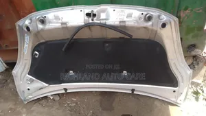 Bonnet Toyota Isis
