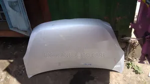 Bonnet Toyota Isis