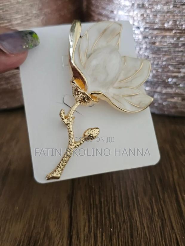 Elegant Lady's Brooch - main view