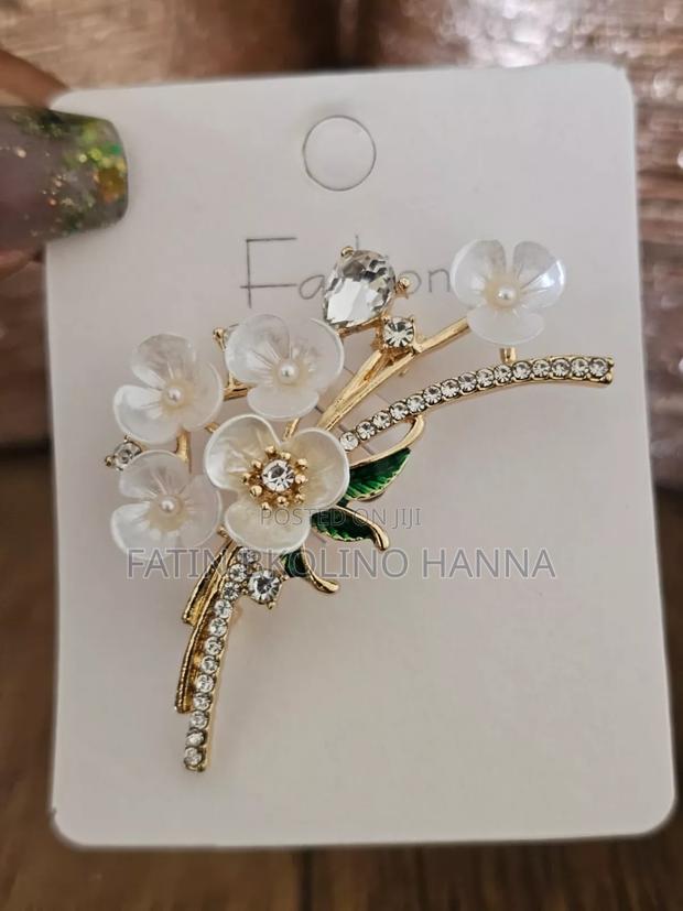 Elegant Lady's Brooch - thumbnail 2