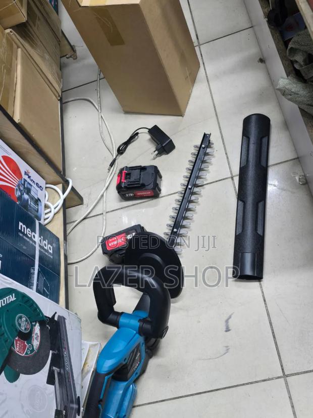 Cordless Hedge Trimmer, With 2 Batteries - thumbnail 3